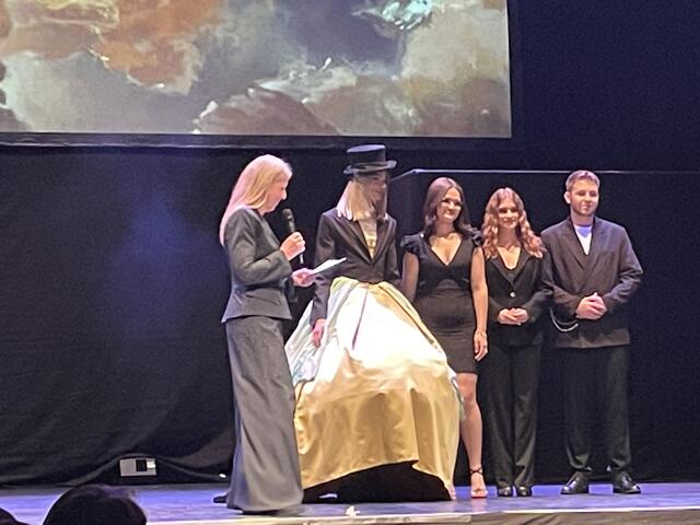 Direktorin Sabine Hardegger am Ende der Schow mit Iljas Habib, der einen Prototyp, der Geschlechterrollen überwindet, präsentiert. Maximilian Dietl, Kathrin Kirchner und Amina Sarac schufen dieses Projekt in Kooperation mit KHM Wien. | Foto: sg