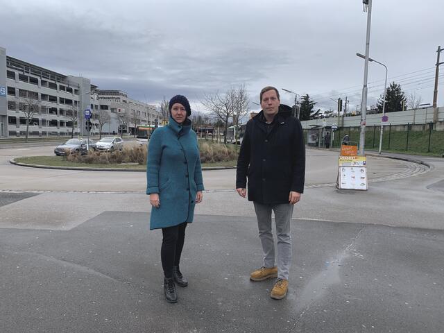 Hier scheint nicht viel los zu sein: Petra Hiermann-Fochta und Patrick Gasselich (ÖVP) in Siebenhirten. | Foto: ÖVP Liesing
