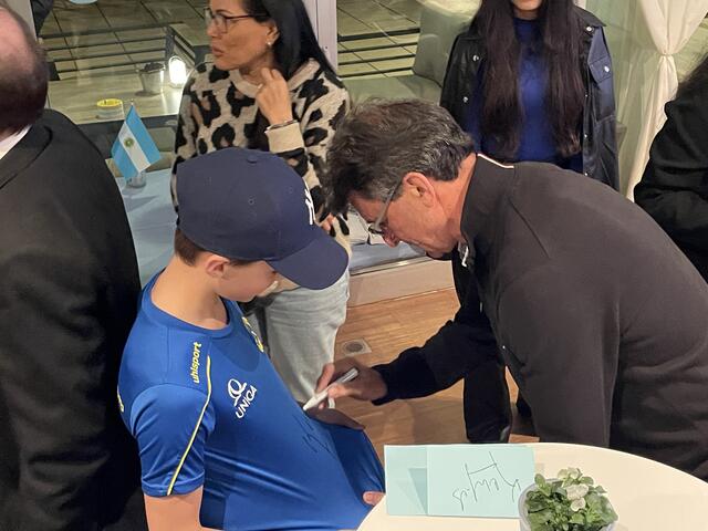 Auch so mancher junger Fan erhielt eine ganz persönliche Erinnerung von Mario Kempes. | Foto: Herbert Anger/RMW