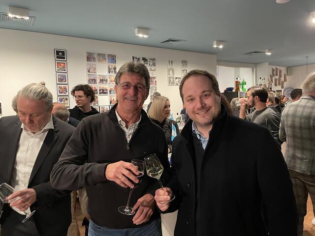 Zwei Weinliebhaber: Mario Kempes (rechts) und Döblings Bezirkschef Daniel Resch (ÖVP) | Foto: Herbert Anger/RMW