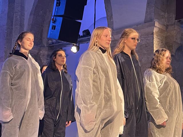 Zum selbstkomponierten Song "Unsere Zeit" der 5AHLW betritt die Klasse gemeinsam mit Modeschülerinnen der 3 und 4HLM den Laufsteg. | Foto: sg