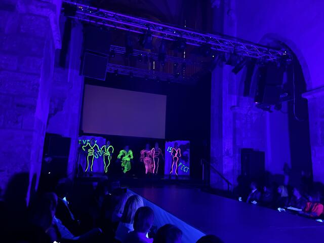 "Every body is perfect" der 4BHLW: Die Schülerinnen hinterfragen Idealvorstellungen und lösen sie tänzerisch auf. | Foto: sg