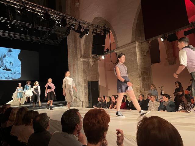 "#next junior fashion Designer*innen": Die Mittelschule Mautern präsntiert gemeinsam mit der 3HLM Upcycling-Kreationen aus gebrauchten Textilien. | Foto: sg