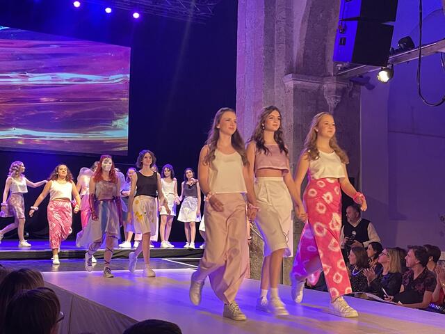 Candy Crash: Die Farben fließen frei auf Baumwollsatin. | Foto: sg