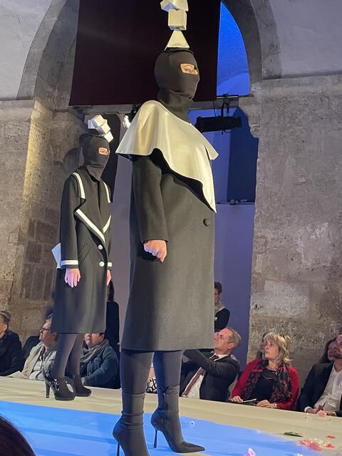 Reflektoren am Laufsteg | Foto: sg