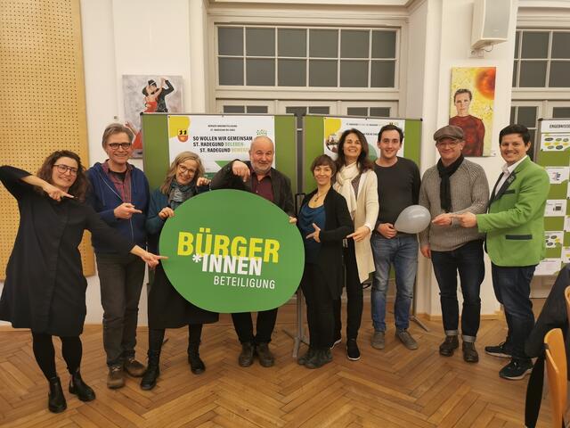 Der Kurort mit Bürgermeister Hannes Kogler (4.v.l.) setzt nicht nur, aber vor allem auf Ortskern-, Ortsteilbewegung, Mobilität und Kommunikation.  | Foto:  Martin Greiner, Landentwicklung Steiermark