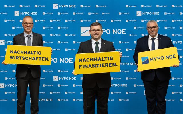HYPO NOE Vorstand Wolfgang Viehauser, Finanzlandesrat Ludwig Schleritzko und Filialleiter Manfred Wicha informieren über den Geschäftsbericht. | Foto: HYPO NOE /Gorla
