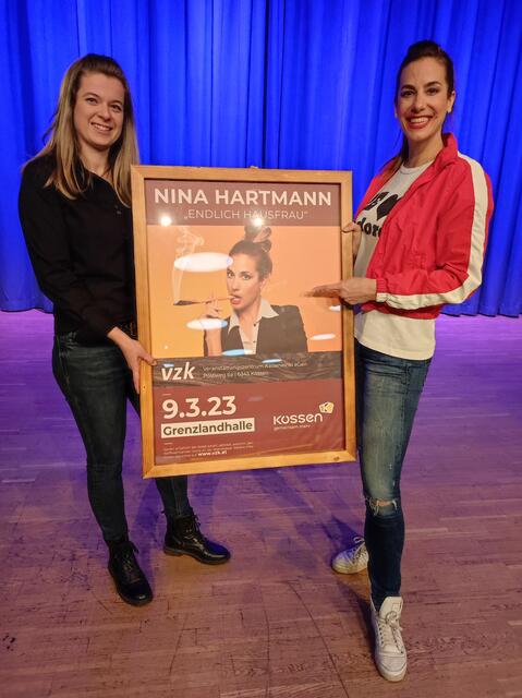 Kabarettistin Nina Hartmann (re.) mit Sabrina Mauracher (Verwaltung VZK Kössen) | Foto: Mühlberger