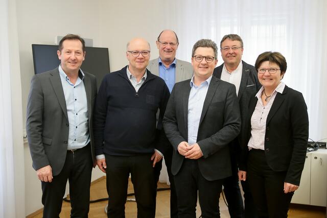 Bürgermeister Kurt Pawluk (Roßleithen), Bürgermeister  Rudi Mayr (Klaus), Bürgermeister Ägidius Exenberger (Spital am Pyhrn), Landesvorsitzender SPÖ Michael Lindner, Bürgermeister Bernhard Rieser (Windischgarsten) und Bürgermeisterin Maria Benedeter aus Rosenau (v.li.) | Foto: Land OÖ, Stinglmayr