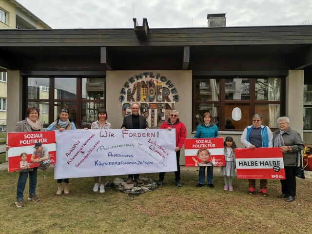Weltfrauentag in Micheldorf: Ernestine Tumeltshammer, Martina Reinthaler, Kornelia Lindinger, Michael Kornek, Andreas Hubauer, Leopoldine Berger, Anna Lena, Edith und Emma Richter. (v.li.) | Foto: Privat