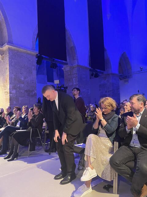 Bischofsvikar Pater Patrick Schöder wird begrüßt. | Foto: sg