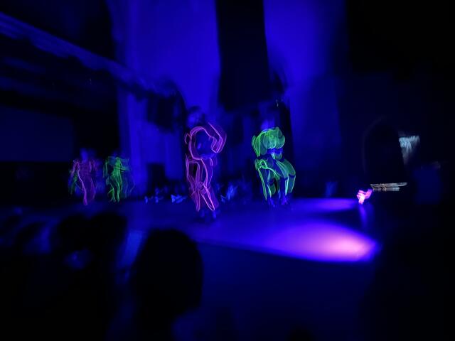 "Every body is perfect" der 4BHLW: Die Schülerinnen hinterfragen Idealvorstellungen und lösen sie tänzerisch auf. | Foto: sg