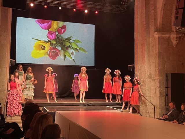 Folklore: BLumenprint kombiniert mit Streif und unifarbenen Designs. Cut-Outs, Volants, Rüschendetails und Dirndlelemente vereinen Tradition und Moderne. | Foto: sg