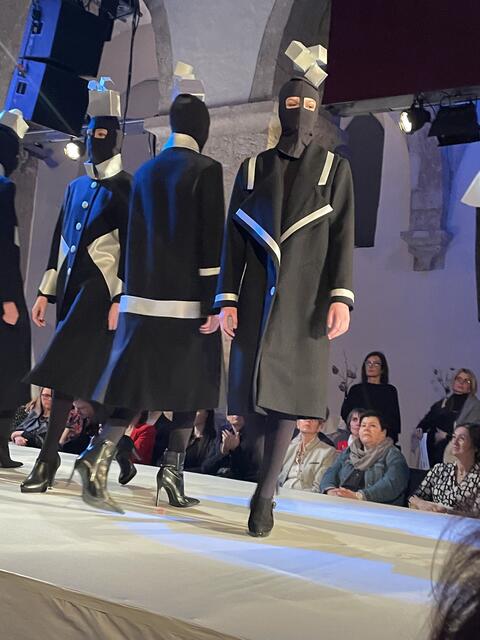 Reflektoren am Laufsteg | Foto: sg