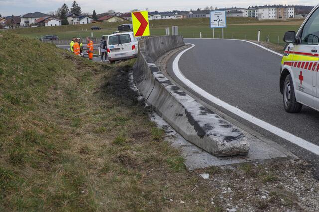 Ein weißer Kleintransporter kam in Eberstalzell von der Fahrbahn der Autobahnauffahrt ab und schlitterte über die Betonleitschine. | Foto: laumat.at