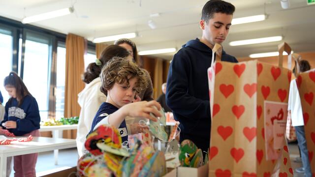 Zu Purim ist es Tradition, anderen essbare Geschenke zu machen. 700 Sackerl für Hilfsbedürftige wurden von den Kindern der ZPC-Schule zusammengepackt. | Foto: Alexander Mach/RMW