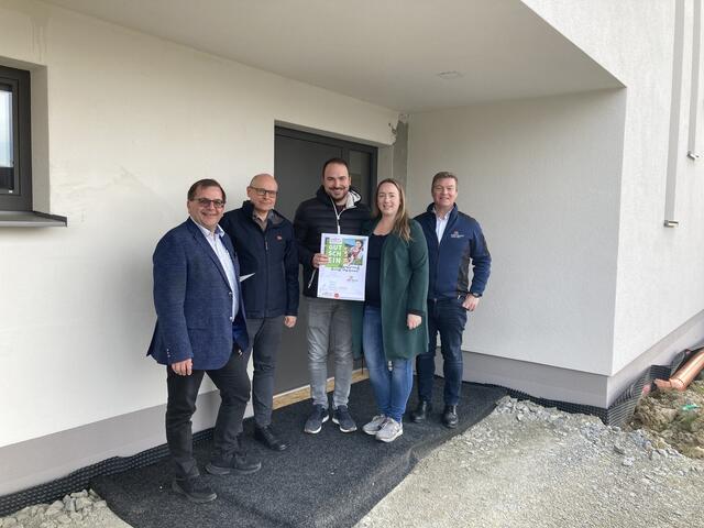 Bürgermeister Bernhard Fischer, Martin Wachutka, Christian und Susanne Koller sowie Thomas Matthey bei der Übergabe des Gutscheines. | Foto:  BBOÖ