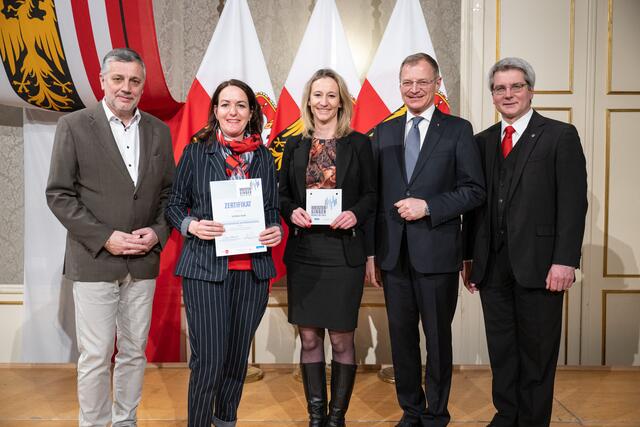 (V.l.:) Bildungsdirektor Alfred Klampfer, Chorleiterin Verena Wiesinger, Schulleiterin Manuela Rittenschober, Landeshauptmann Thomas Stelzer und der Präsident des Chorverbandes Harald Wurmsdobler. | Foto: Peter Mayr