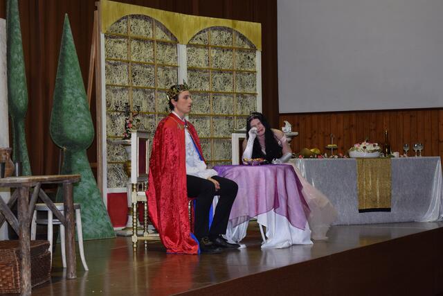 Diana Kolleritsch und Raphael Reifensteiner glänzten als Prinzessin und König. | Foto: Selina Duran