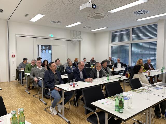 Guter Besuch an einem Vormittag, Bürgermeister und Wirtschaftstreibende waren interessiert. | Foto: Almer