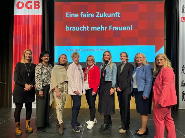 Die neue Vorsitzende Christine Heizinger (4. v. l.) mit ihren Stellvertreterinnen Sandra Saminger, Andrea Huemer, Sandra Jurekovic, Barbara Huber, Silvana Nenad, Patricia Kramm und Theresia Poleschovsky sowie ÖGB-Frauensekretärin Manuela Kurz. | Foto: ÖGB OÖ