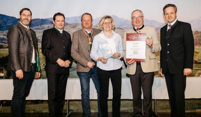 2.v.l.. Landwirtschaftsminister Mag. Totschnig, neben mir Vize LH von NÖ Dr. Pernkopf und NAbg. Schmuckenschlager gratulierten neben der Messeleitung der Fam. Hainzl Jauk bei der Ab Hof-Messe in Wieselburg zu ihren ERfolgen
 | Foto: Schafranek.at