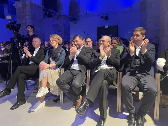 Das Publikum mit VertreterInnen aus Politik, Wirtschaft und Klerus | Foto: sg