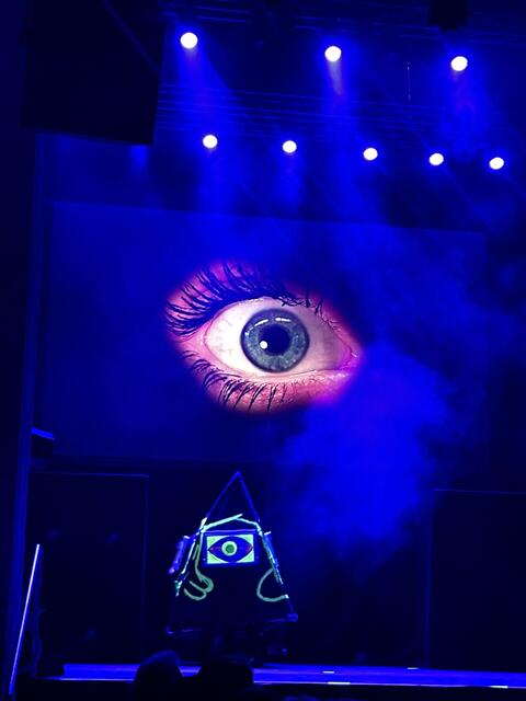 Augen: Die 3AHLW stellte selbst aufwändige Masken her und zeigt damit eine kreative und ironische Auseinandersetzung mit den Themen "Beobachten" und "Überwachen". | Foto: sg