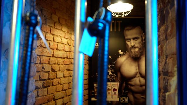 Für Hartgesottene wartet im Keller ein eigener Dungeon. Artikel wie Peitschen oder Paddles werden aber nur ausgestellt, zur Benutzung wird der Kerker nicht vermietet, obwohl sie des Öfteren Anfragen erhalten. | Foto: Alexander Mach