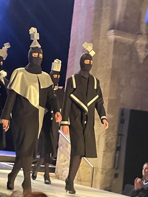 Reflektoren am Laufsteg | Foto: sg