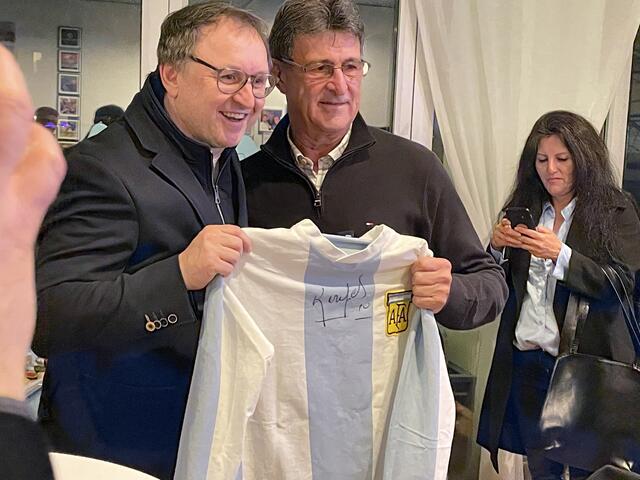 Eine Stürmerlegende zum anfassen: Mario Kempes (rechts) präsentierte den Wein "El Matador" in Döbling. Inklusive Austausch mit seinen Fans. | Foto: Herbert Anger/RMW