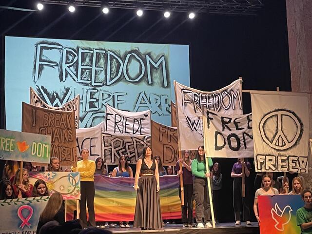 Die Friedensdemo der ersten Jahrgänge der HLW mit Sängerin Kathi Denk. | Foto: sg