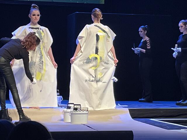 Action painting: Schülerinnen der 3HLM schaffen spontan und live Designs. | Foto: sg