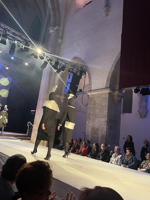 Reflektoren am Laufsteg | Foto: sg