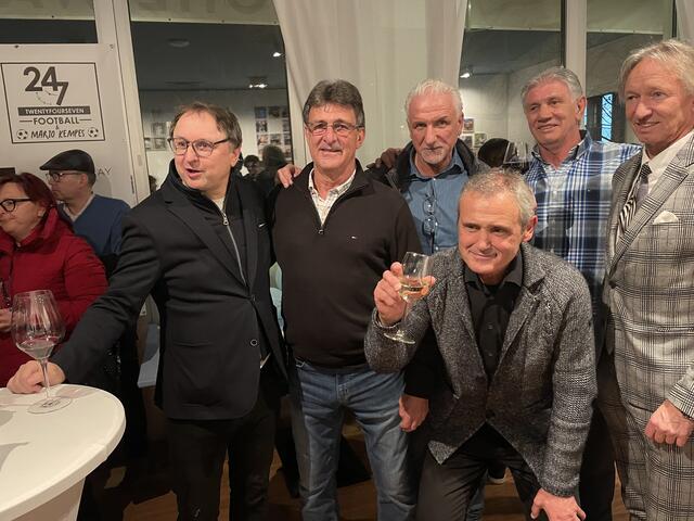Mario Kempes (zweiter von links) auf "Heimatbesuch" auf der Hohen Warte. | Foto: Herbert Anger/RMW