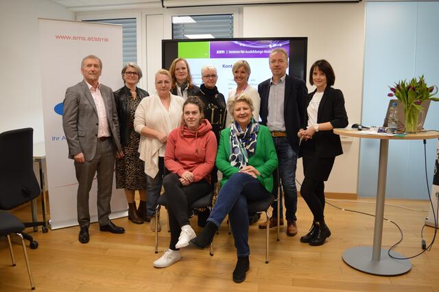 Günther Reitbauer, Gerlinde Bratl, Petra Johnson, Carmen Hirtenfellner, Sandra Steinreiber, Claudia Hausmaninger, Gottfried Walter, Doris Liendl (v.l.)
mit Nicole Elstner, Evelyn Hochleitner (vorne, v.l.). | Foto: zam