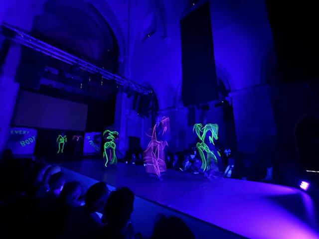 "Every body is perfect" der 4BHLW: Die Schülerinnen hinterfragen Idealvorstellungen und lösen sie tänzerisch auf. | Foto: sg