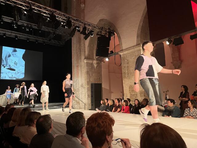 "#next junior fashion Designer*innen": Die Mittelschule Mautern präsntiert gemeinsam mit der 3HLM Upcycling-Kreationen aus gebrauchten Textilien. | Foto: sg