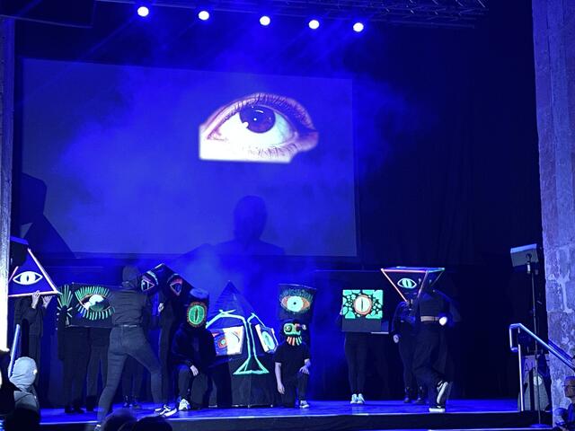 Augen: Die 3AHLW stellte selbst aufwändige Masken her und zeigt damit eine kreative und ironische Auseinandersetzung mit den Themen "Beobachten" und "Überwachen". | Foto: sg