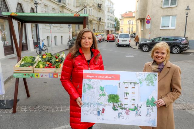Stadträtin Ulli Sima (SPÖ, links) und Bezirkschefin Silke Kobald (ÖVP) informieren über die Umgestaltung der Altgasse.  | Foto: PID/Christian Fürthner