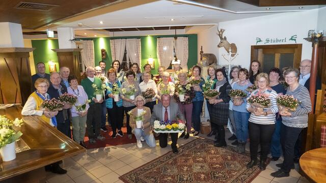 Freudige Gesichter bei der Preisverleihung zum Blumenschmuckwettbewerb 2022 in Kammern: 29 Hobbygärtnerinnen und -gärtner trugen maßgeblich zur Ortsbildverschönerung bei. Bürgermeister Karl Dobnigg (Mitte vorne) bedankte sich ganz herzlich. | Foto: Marktgemeinde Kammern