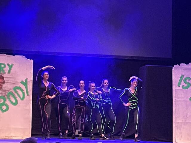"Every body is perfect" der 4BHLW: Die Schülerinnen hinterfragen Idealvorstellungen und lösen sie tänzerisch auf. | Foto: sg