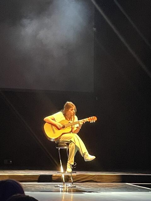 Anna-Lena Fallmann (4BHLW) ganz alleine – nur mit ihrer Gitarre – auf der Bühne: eine Stimme, die berührt und von "Freedom" singt. | Foto: sg