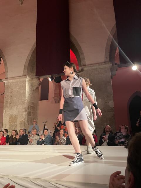 "#next junior fashion Designer*innen": Die Mittelschule Mautern präsntiert gemeinsam mit der 3HLM Upcycling-Kreationen aus gebrauchten Textilien. | Foto: sg