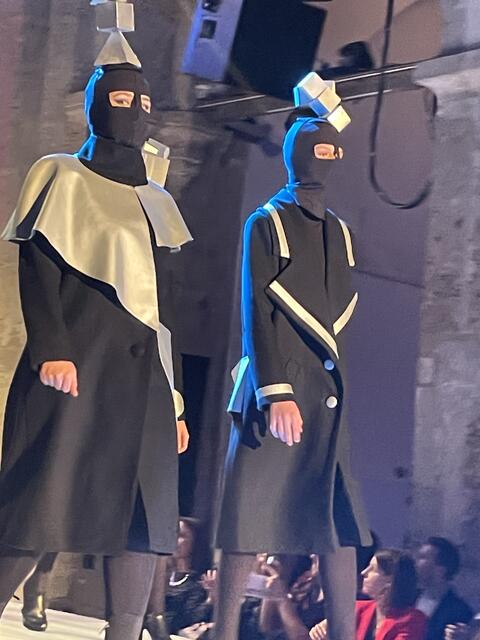 Reflektoren am Laufsteg | Foto: sg