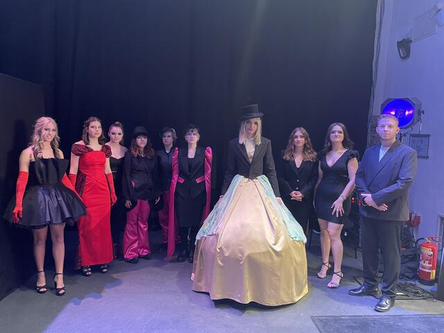 Iljas Habib präsentiert einen Prototyp, der Geschlechterrollen überwindet. Ein Projekt von Maximilian Dietl, Kathrin Kirchner und Amina Sarac in Kooperation mit KHM Wien. | Foto: sg