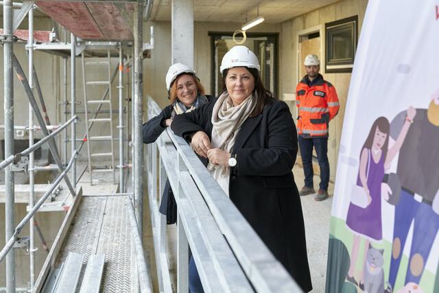 Vizebürgermeisterin und Wohnbaustadträtin Kathrin Gaál und Bezirksvorsteherin Lea Halbwidl zeigten sich von der ökologischen Bauweise und der zukünftigen Lebensqualität angetan. | Foto: PID/Markus Wache