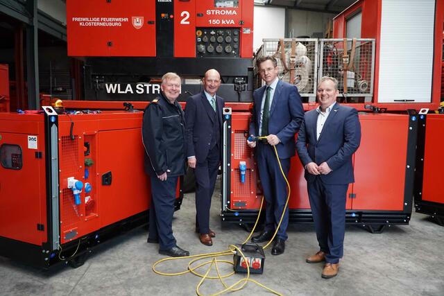 Abschnittsfeuerwehrkommandant Josef Angelmayer, Bezirkshauptmann Andreas Riemer, Bürgermeister Stefan Schmuckenschlager und Stadtrat Leopold Spitzbart bei den Notstromaggregaten (v.l.n.r.). | Foto: Stadtgemeinde Klosterneuburg / Lutz