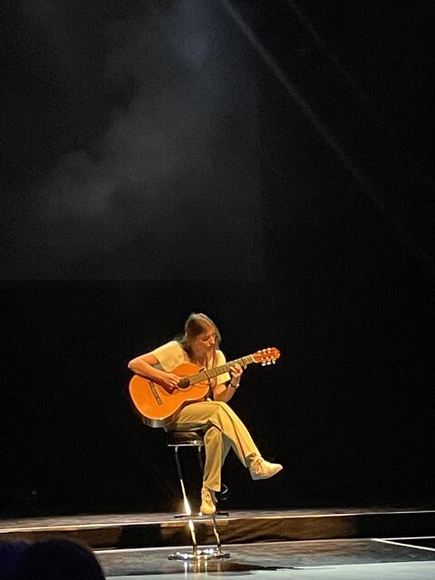 Anna-Lena Fallmann (4BHLW) ganz alleine – nur mit ihrer Gitarre – auf der Bühne: eine Stimme, die berührt und von "Freedom" singt. | Foto: sg