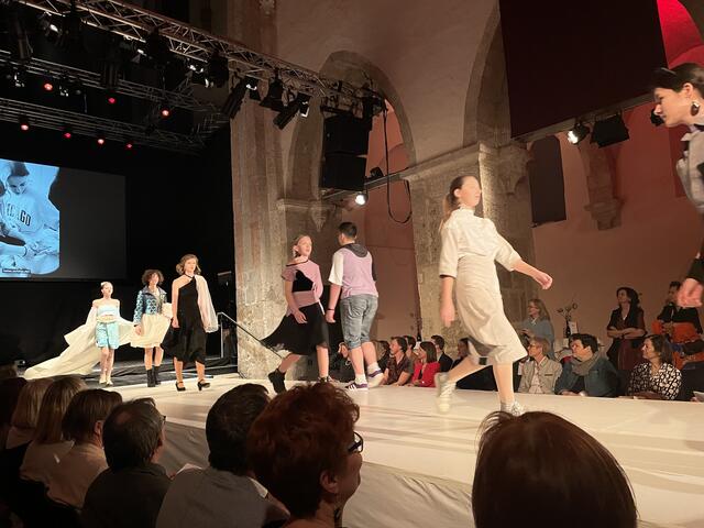 "#next junior fashion Designer*innen": Die Mittelschule Mautern präsntiert gemeinsam mit der 3HLM Upcycling-Kreationen aus gebrauchten Textilien. | Foto: sg